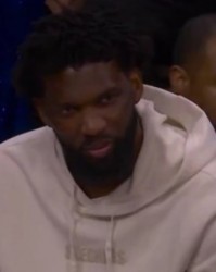 开云体育app-帝之微笑！76人末节落后马刺40+ 恩比德坐在替补席面带笑意