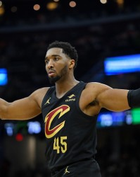 开云电子-首节12分后效率下滑！米切尔24投9中得25分5板5助1断