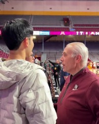 开云体育app-张博源访问明尼苏达大学Vlog！参观运动设施 拍摄定妆照